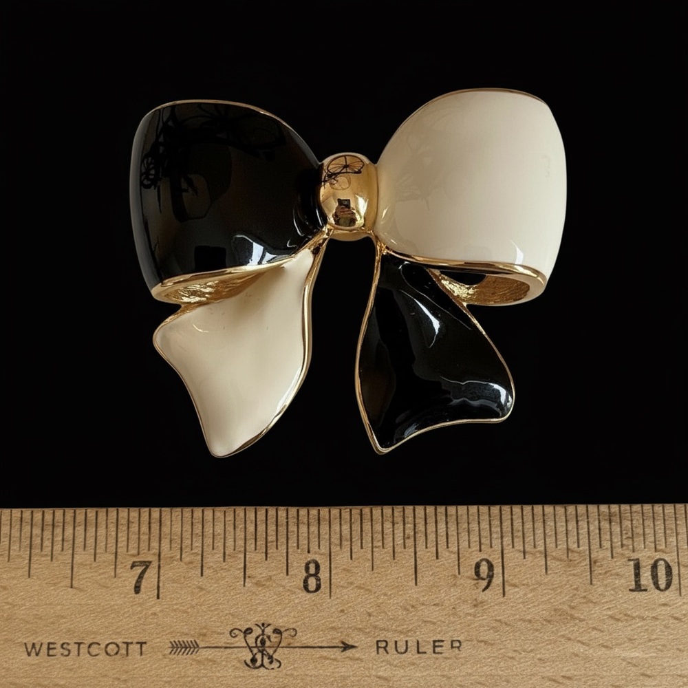 Vintage Signed Joan Rivers Gold Plated Black And White Enamel Bow Brooch - Picture 3 of 4